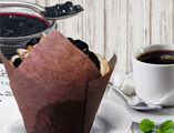 Мъфин Боровинка с глазура, сервиран с кафе