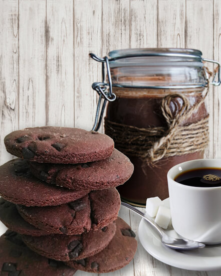 Курабийки с шоколад сервирани с кафе