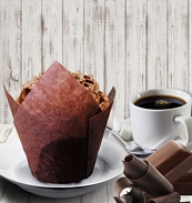 Мъфин Шоколад с глазура, сервиран с кафе