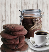 Курабийки с шоколад сервирани с кафе и сок